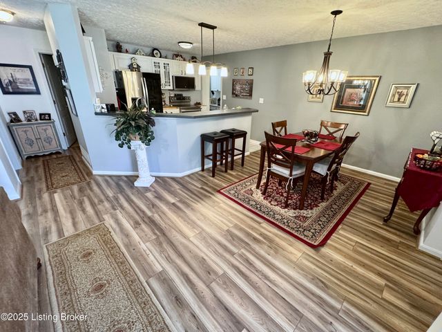 9231 Hawthorne Pointe Dr, Louisville, KY 40272