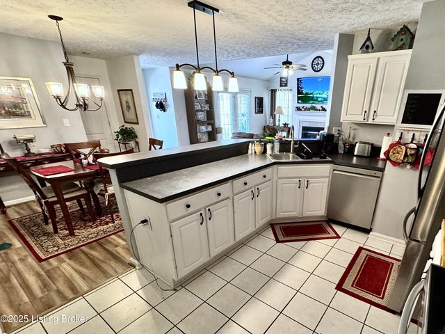 9231 Hawthorne Pointe Dr, Louisville, KY 40272