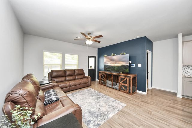 215 Intrepid Trail, Magnolia, TX 77354
