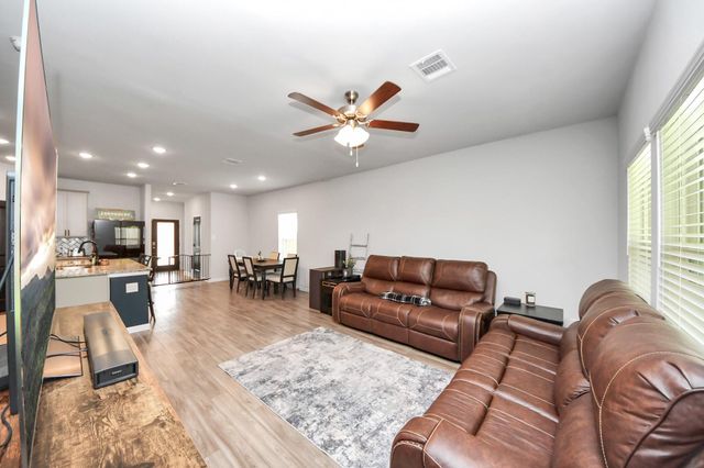 215 Intrepid Trail, Magnolia, TX 77354