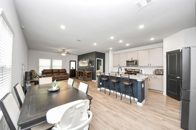 215 Intrepid Trail, Magnolia, TX 77354