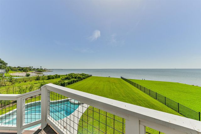 605 Quintana Roo Place, Seabrook, TX 77586