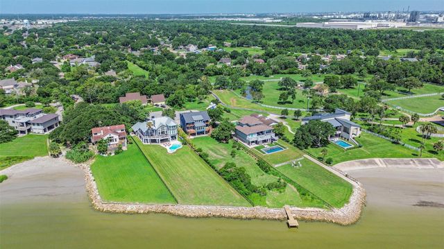605 Quintana Roo Place, Seabrook, TX 77586
