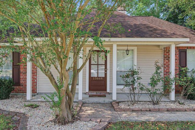 13668 South Trace, Walker, LA 70785