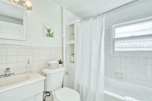 15 Woodneath Cres, East Rochester, NY 14445