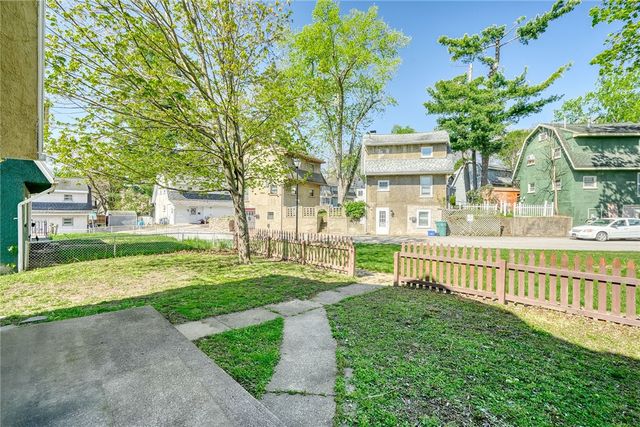 15 Woodneath Cres, East Rochester, NY 14445
