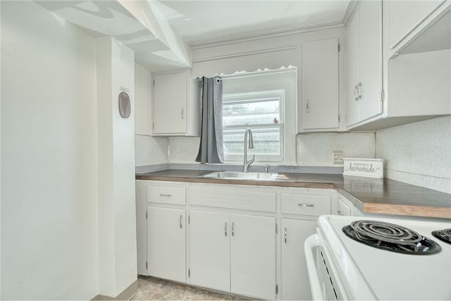 15 Woodneath Cres, East Rochester, NY 14445
