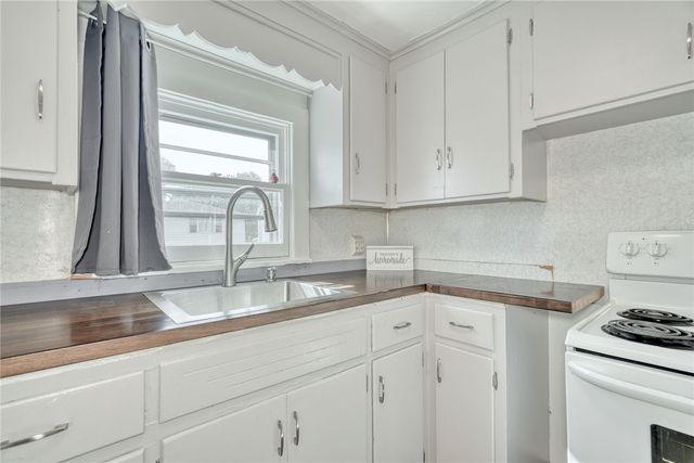 15 Woodneath Cres, East Rochester, NY 14445