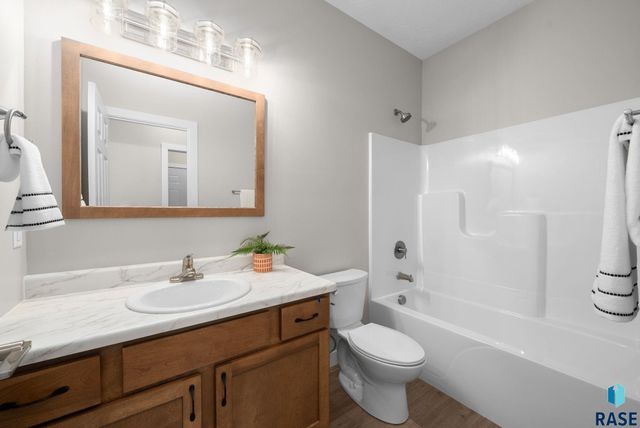 6100 N Seubert Ave, Sioux Falls, SD 57104