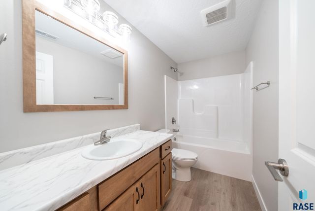 6100 N Seubert Ave, Sioux Falls, SD 57104
