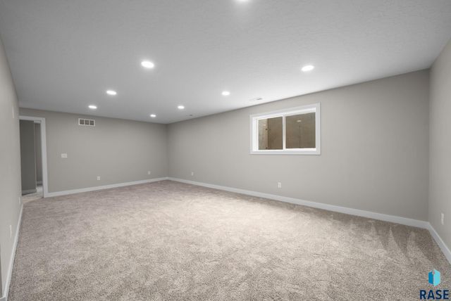 6100 N Seubert Ave, Sioux Falls, SD 57104