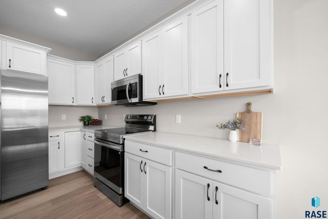6100 N Seubert Ave, Sioux Falls, SD 57104