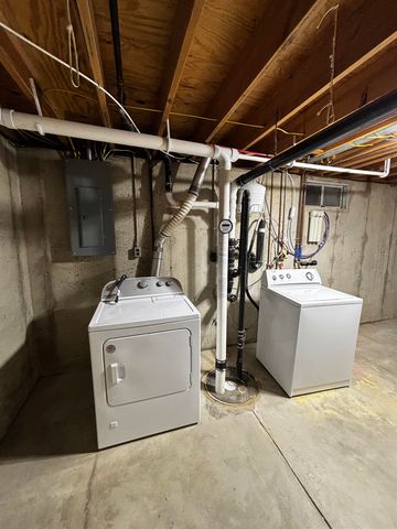 609 Berkshire Dr, Salina, KS 67401