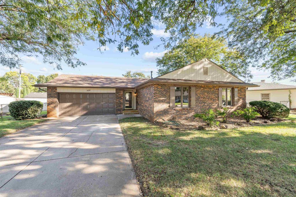 609 Berkshire Dr, Salina, KS 67401