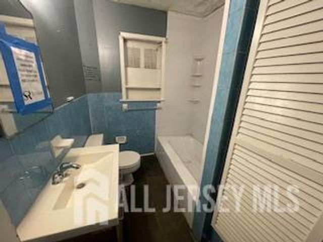 6 Gates Avenue, East Brunswick, NJ 08816