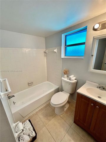 2213 NE 1st Court 203, Boynton Beach, FL 33435