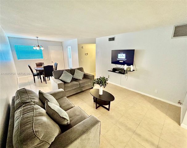2213 NE 1st Court 203, Boynton Beach, FL 33435