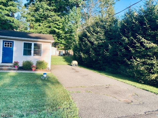 30 Tobyhanna Trl, Hopatcong Boro, NJ 07843