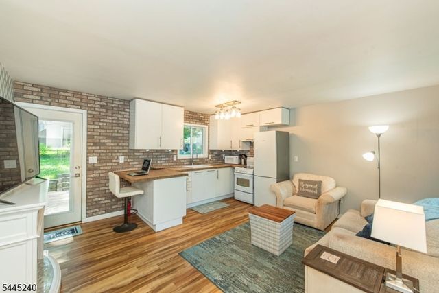 30 Tobyhanna Trl, Hopatcong Boro, NJ 07843