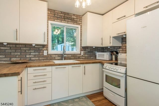 30 Tobyhanna Trl, Hopatcong Boro, NJ 07843