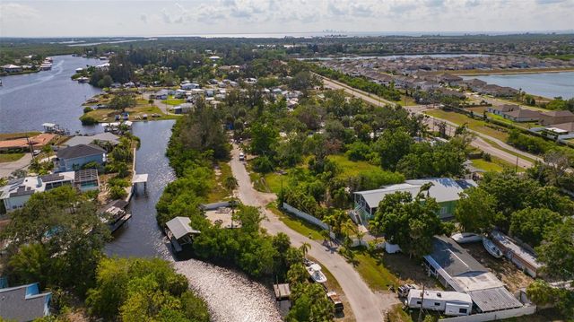 826 W SHELL POINT STREET, Ruskin, FL 33570