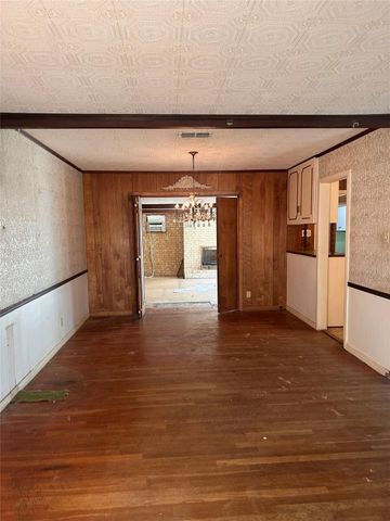1006 Gilmore ST, Taylor, TX 76574