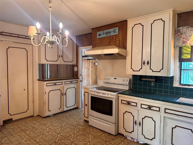 1006 Gilmore ST, Taylor, TX 76574