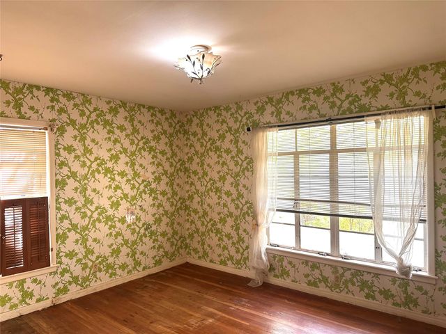 1006 Gilmore ST, Taylor, TX 76574