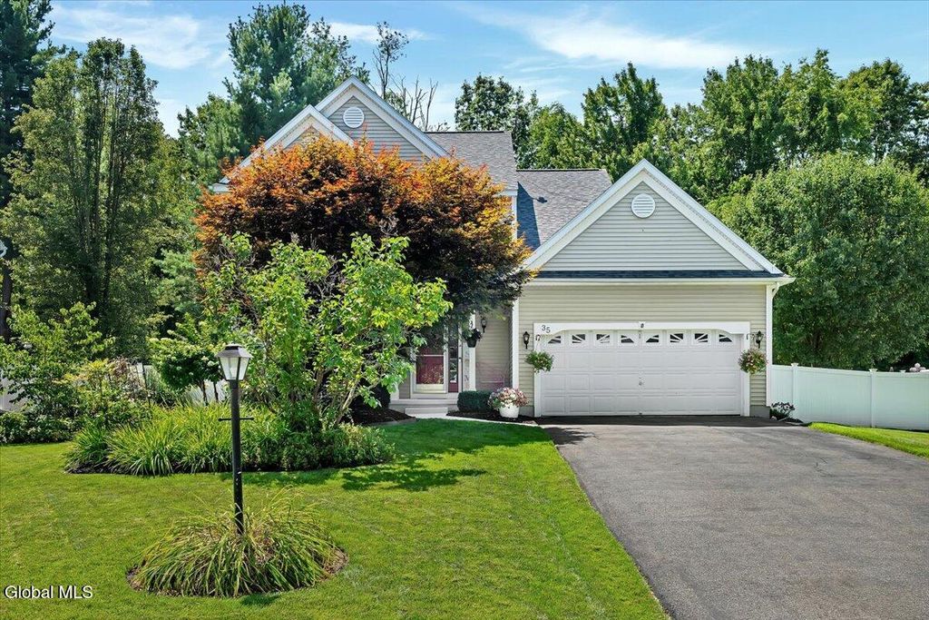 35 Willowbrook Terrace, Halfmoon, NY 12065