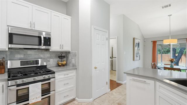 5513 Kayview DR, Austin, TX 78749