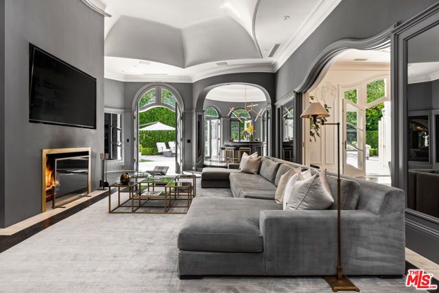 1091 Laurel Way, Beverly Hills, CA 90210