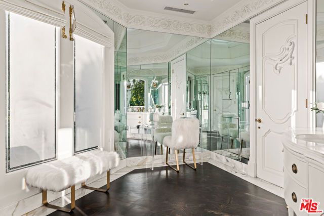 1091 Laurel Way, Beverly Hills, CA 90210