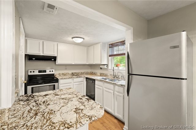 3041 Wooded Way, Jeffersonville, IN 47130