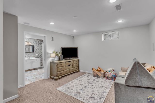 7401 SW 25th ST, Topeka, KS 66614