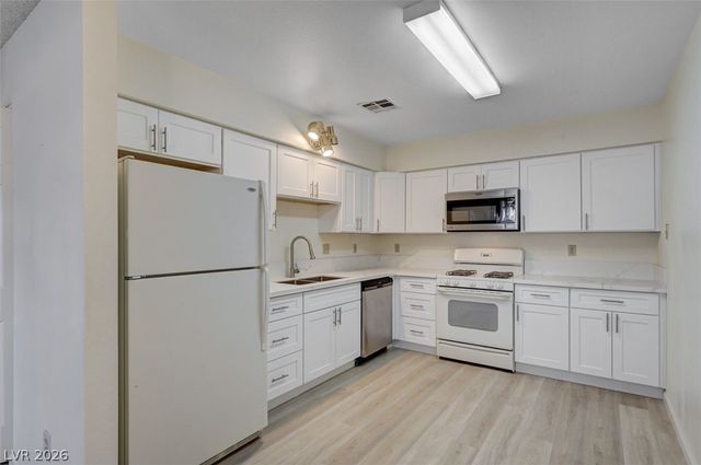 2124 Chertsey Drive B, Las Vegas, NV 89108