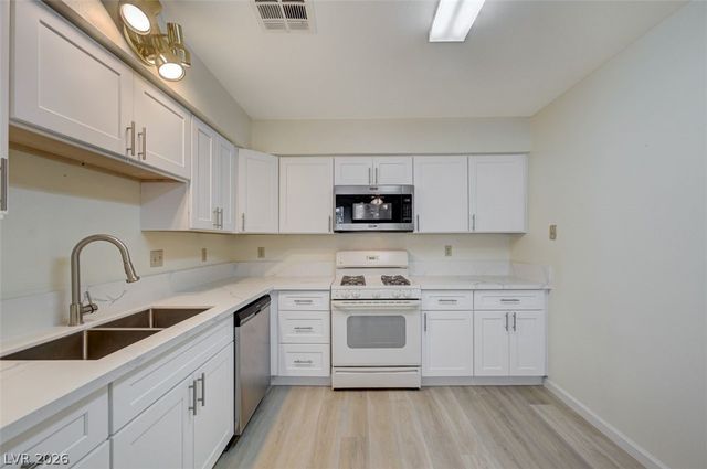 2124 Chertsey Drive B, Las Vegas, NV 89108