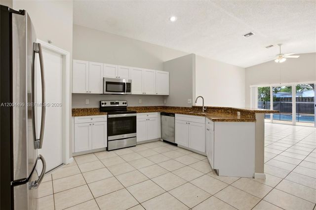 1414 E Harmony Lake Cir, Davie, FL 33324