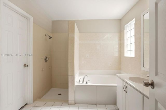 1414 E Harmony Lake Cir, Davie, FL 33324