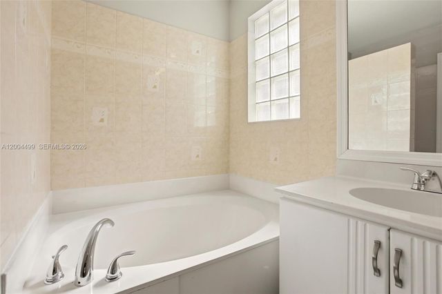 1414 E Harmony Lake Cir, Davie, FL 33324