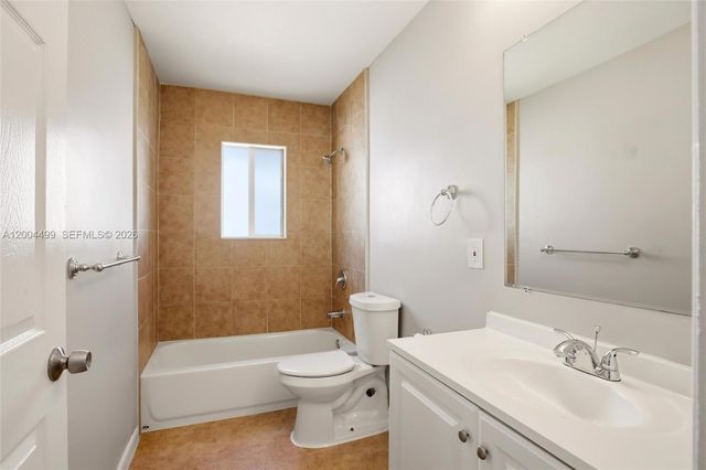 1414 E Harmony Lake Cir, Davie, FL 33324