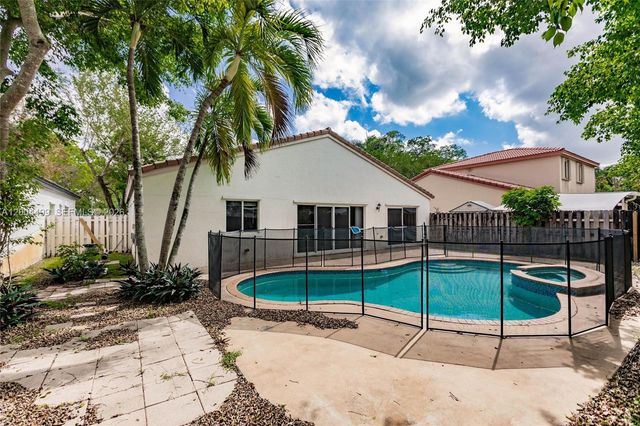 1414 E Harmony Lake Cir, Davie, FL 33324