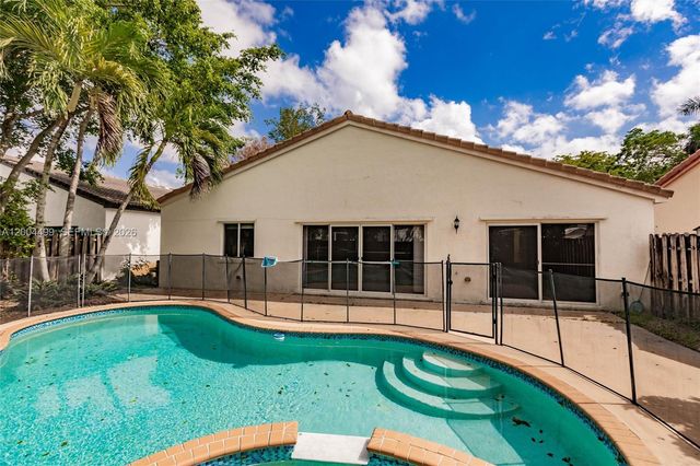 1414 E Harmony Lake Cir, Davie, FL 33324