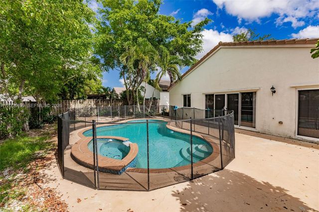 1414 E Harmony Lake Cir, Davie, FL 33324