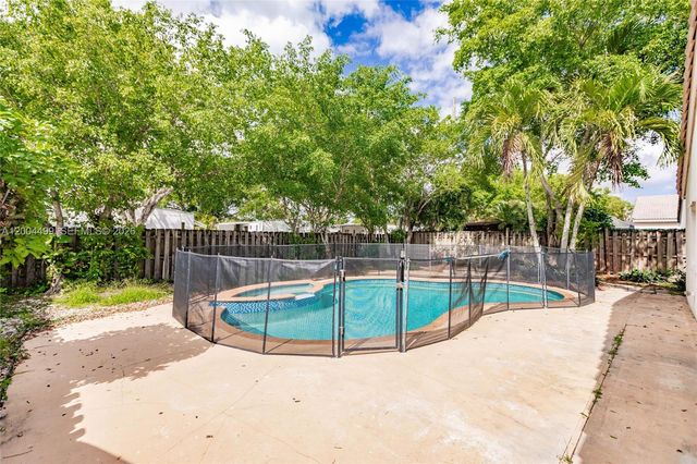 1414 E Harmony Lake Cir, Davie, FL 33324