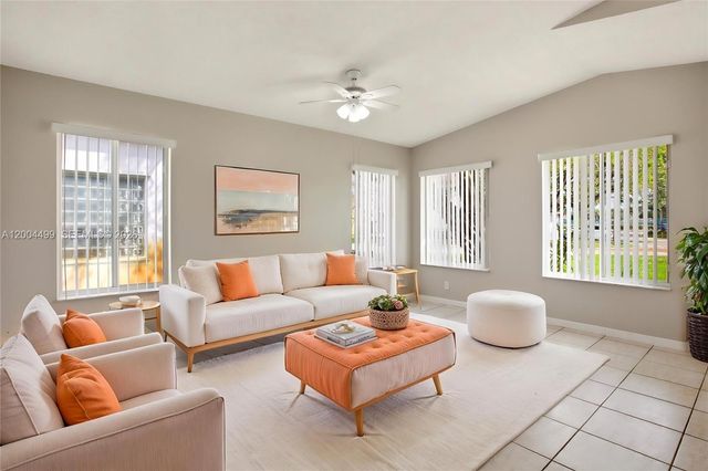 1414 E Harmony Lake Cir, Davie, FL 33324