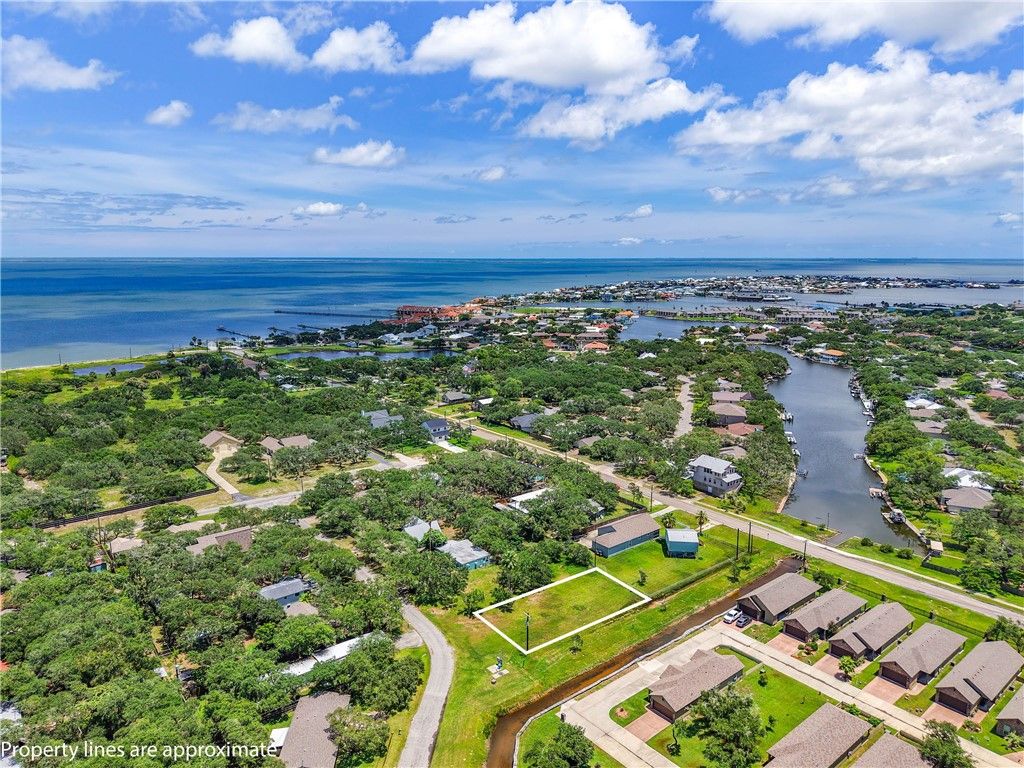 212 Timber Lane, Rockport, TX 78382 — photo 2