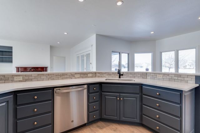 8229 E Oxford Ct, Wichita, KS 67226