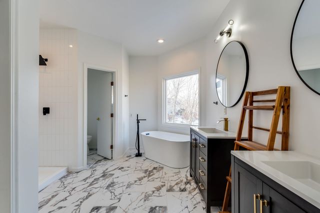 8229 E Oxford Ct, Wichita, KS 67226