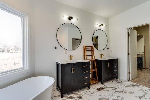 8229 E Oxford Ct, Wichita, KS 67226