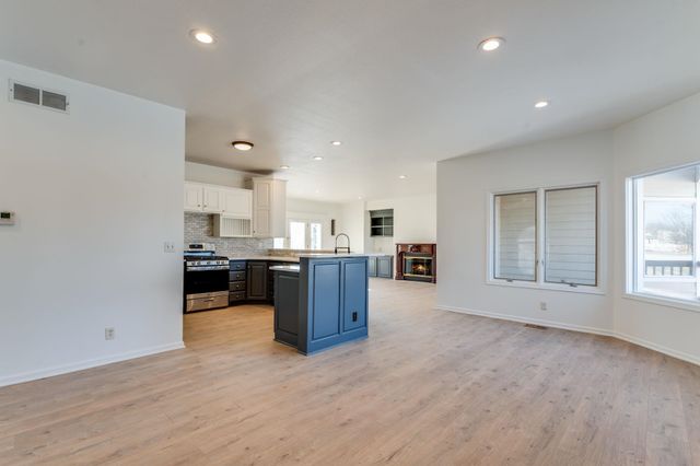 8229 E Oxford Ct, Wichita, KS 67226